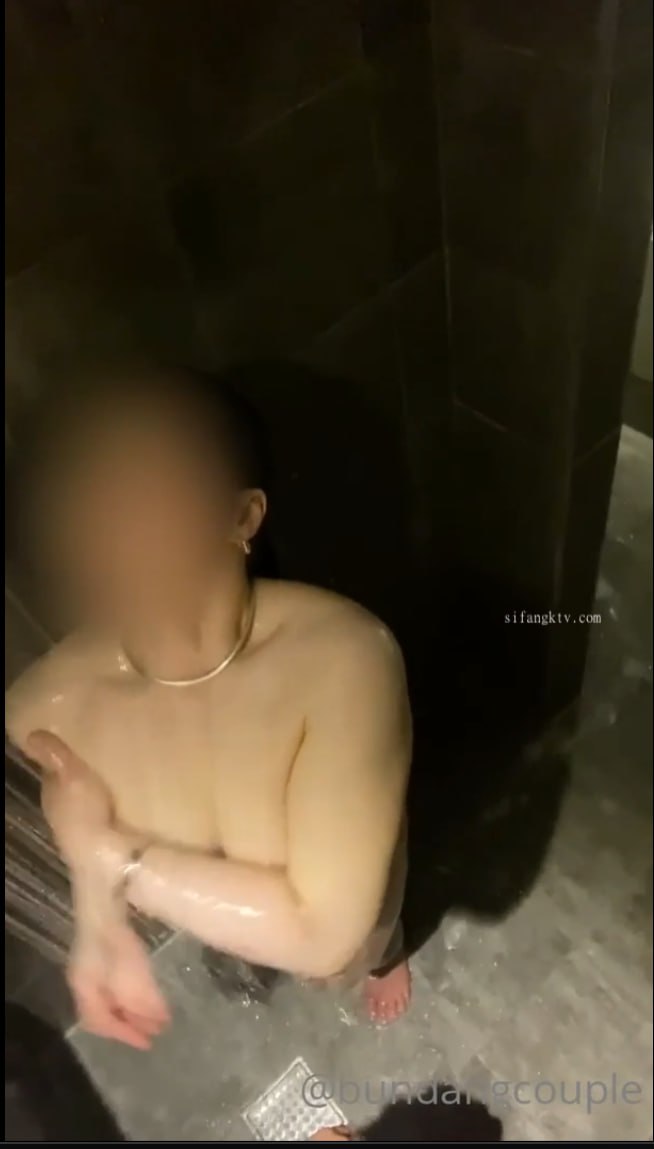 大淫棍洋土豪米糕嫖妓东莞惦记已久的极品白虎馒头穴妹纸BB依旧那么诱人很快把糕哥夹射了